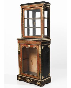 Vetrina a doppio corpo in legno ebanizzato, decorazione alla maniera di Boulle e finiture in bronzo dorato, Francia, XIX secolo