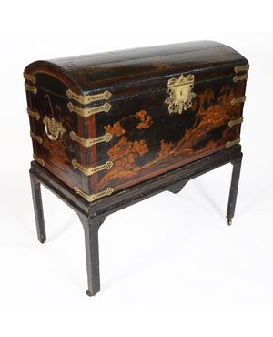 Baule in legno laccato, decorato a scene a chinoiseries, Inghilterra, XVIII-XIX secolo