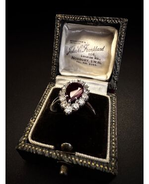 Anello  con  Rubino  a  goccia  e  Diamanti