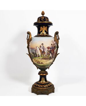 Grande vaso Francese di Napoleone raffigurante la battaglia di Friedland, datato 1807, montatura in bronzo dorato. Dipinto firmato H. Desprez, Sèvres. Fine XIX secolo