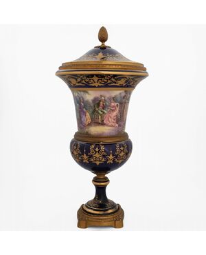 Vaso ad urna Francese raffigurante scene galanti e paesaggi, montatura in bronzo dorato. Firmato Gilly. Fine XIX secolo