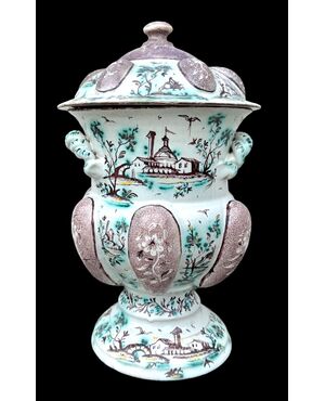 Vaso in maiolica con decoro a personaggi ed architetture.Firma Levantino.Savona.