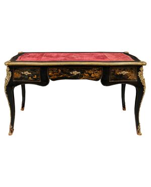 Scrivania Bureau Plat in legno laccato “a Chinoiserie” e applicazioni in bronzo dorato. Parigi, seconda metà XIX secolo.