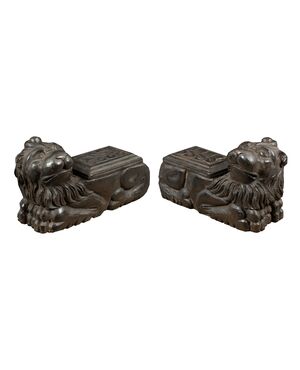 Pair of carved wooden sculptures - Archaic lions. Italy, 18th century.