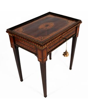 Tavolino intarsiato in varie essenze, Sicilia, XVIII secolo