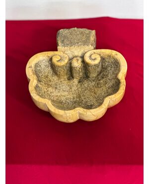 Acquasantiera in marmo giallo Siena . XIX secolo