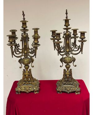 Coppia di candelieri in bronzo dorato . XIX secolo.