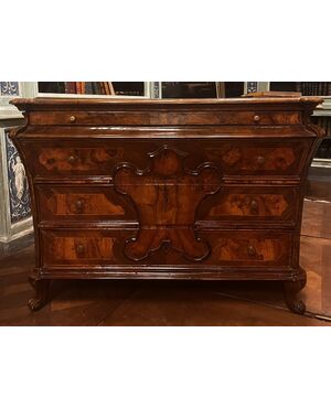 ARM260 - Elegant Lombard chest of drawers in walnut and walnut veneer, 17th century, dimensions cm W 122 x H 86 x D 63