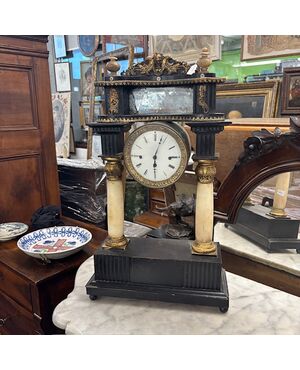 Antique Empire clock from the early 1800s in lacquered wood, marble columns. Dimensions: 36 x 15, H 63 cm.