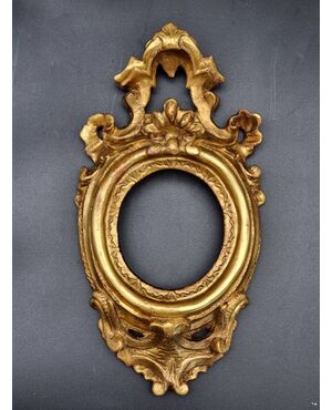 17th century Roman oval frame in gilded lime wood