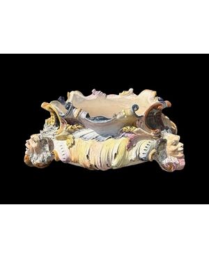 Grande centrotavola in maiolica  di forma barocca . Manifattura di Sansebastiano e Moreno.Genova.