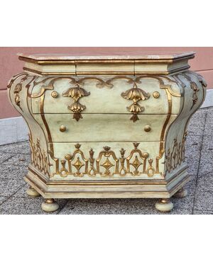 Commode bombée laccata e dorata, area veneta, XVIII secolo