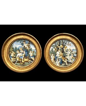 Coppia di tondi in maiolica con scene istoriate con putti e personaggi in ambiente agreste.Castelli d’Abruzzo.