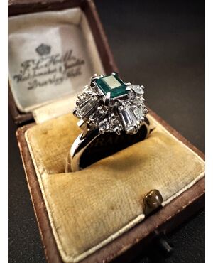 Anello  in  Platino  con Smeraldo  e  Diamanti