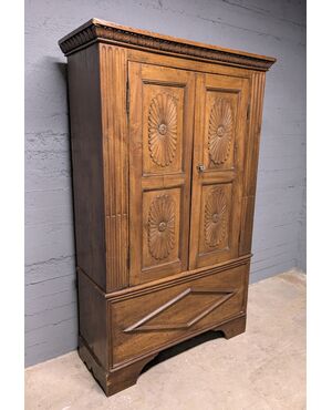 Dispensa lombardo-veneta in noce scolpito – Seconda metà XVIII secolo