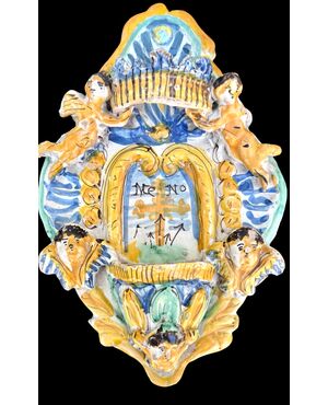 Acquasantiera in maiolica con putti e motivi vegetali stilizzati.Ariano Irpino.