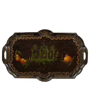 Vassoio in legno laccato e dipinto. Venezia, XVIII secolo.
