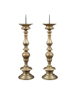Coppia di candelieri ecclesiastici in bronzo dorato. Italia, XVII secolo.
