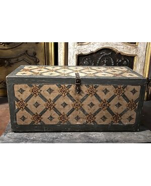 ARM262 - Lacquered and painted chest, 19th century, dimensions cm L 120 x H 54 x D 50