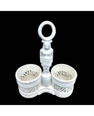 Oliera in terraglia con presa a forma di personaggio egiziano e coppe traforate.Manifattura di Ignazio Callegari.Pesaro