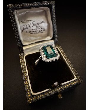 Anello  con Smeraldo  e  Diamanti