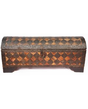 Baule in massello di abete rivestito in velluto e rombi in lamiera con incisioni a sbalzo, Italia, XVI secolo