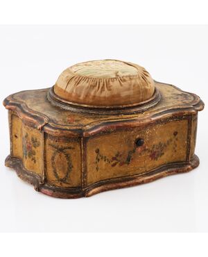 Scatola puntaspilli in legno laccato in policromia a fiori. Venezia, XVIII secolo