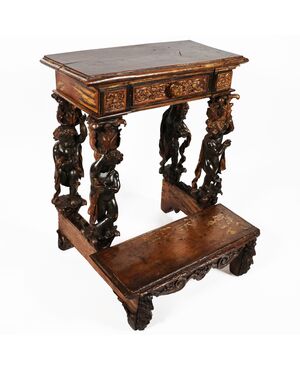 Inginocchiatoio in legno scolpito, intagliato e dorato, Italia, XVII-XVIII secolo