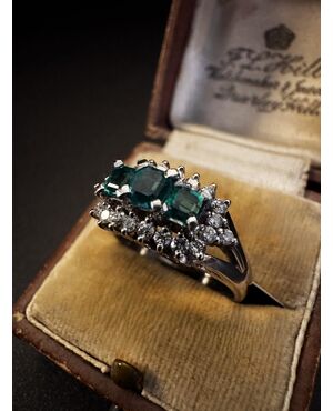 Anello  in  Platino  con  Smeraldi  e  Diamanti