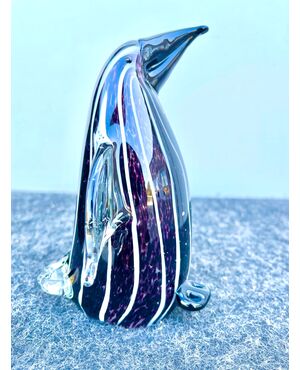 Pinguino in vetro pesante sommerso con inclusioni lattimo in strisce verticali e macchie nere.Manifattura Seguso.Murano.