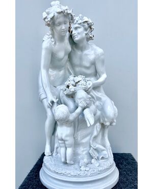 Grande gruppo scultoreo in porcellana raffigurante fauno e ninfa con putto e frutta.Manifattura di Doccia,Ginori.