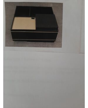 Mobile bar a tavolo in legno verniciato in nero con inserti in ottone. Frigorifero funzionante.  cm 85 x85 x 41