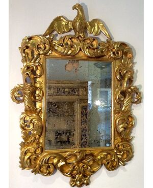 Bellissima specchiera a cartoccio di epoca barocca finemente intagliata