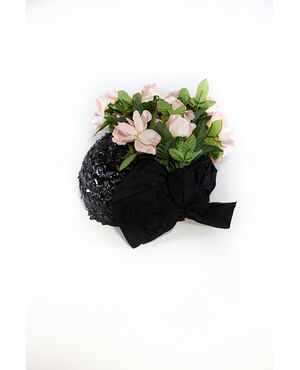“Marie Mercié” – Paris London – Made in France – Cappello anni ’50 base rafia con fiori di seta applicati e nastro chiuso a fiocco
