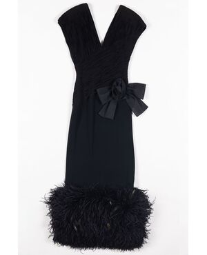 “Mila Schön” abito nero goffrato con fiocco e piume di struzzo