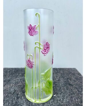 Vaso a cilindro in vetro decorato a smalto con figure floreali in rilievo ‘art nouveau’.Francia.