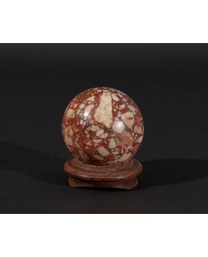 Sfera in marmo di breccia coralloin, diametro 7 cm