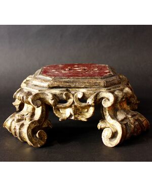 Venetian School, 17th century, Rococò base in gilded wood with mecca and lacquer     
