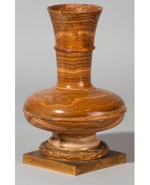 Italy (XVIII - XIX century) Vase with base depicting a laurel wreath, banded alabaster and gilt bronze     