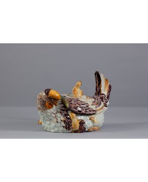 Veneto, 17th century, Tureen in the shape of a hen with a chick in polychrome majolica     
