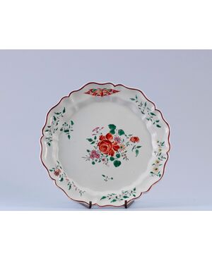 Pesaro (XVIII Century), Rose dish with butterfly in polychrome majolica     