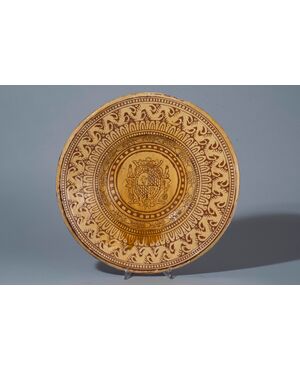 Ferrara, 15th century, Scratching parade plate with noble coat of arms, polychrome majolica     