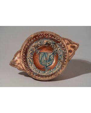 Italy, 16th century, Bowl with handles and polychrome majolica noble coat of arms     