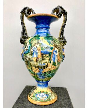 Grande vaso in maiolica con manici a serpenti,mascheroni e decoro istoriato,Manifattura Tito Magrini ,Pesaro.