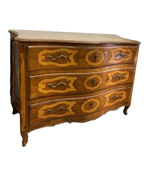 Elegant Louis XV shaped chest of drawers     