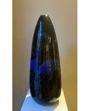 Vaso in maiolica nero con fenicotteri blu