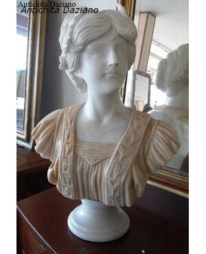 Mezzo busto femminile in marmo