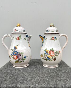 Pair of majolica coffee pots with high-fire floral decoration.Lid with fruit-shaped grip.Manifattura Antonibon.Nove di Bassano.     
