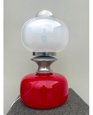 Lampada in vetro leggero ‘space age’ con bulbo lattimo e dettagli in alluminio.Carlo Nason per Mazzega.Murano.
