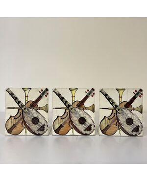 FORNASETTI, gruppo di tre fermalibri metallo bianco decoro strumenti musicali